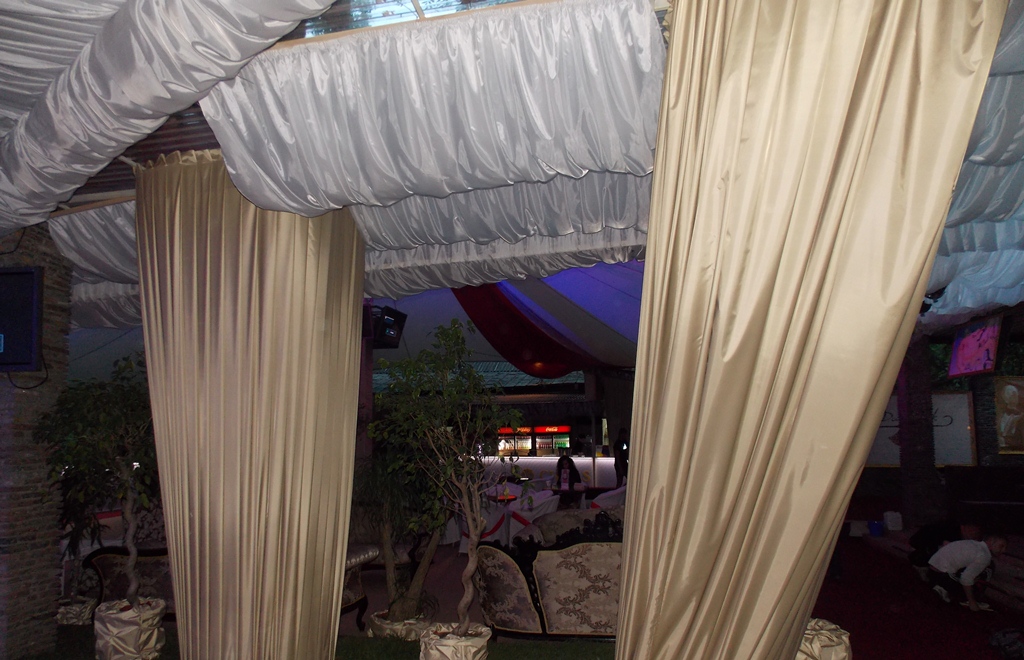 Оформление праздничного зала тканью Оформление праздничного зала тканью